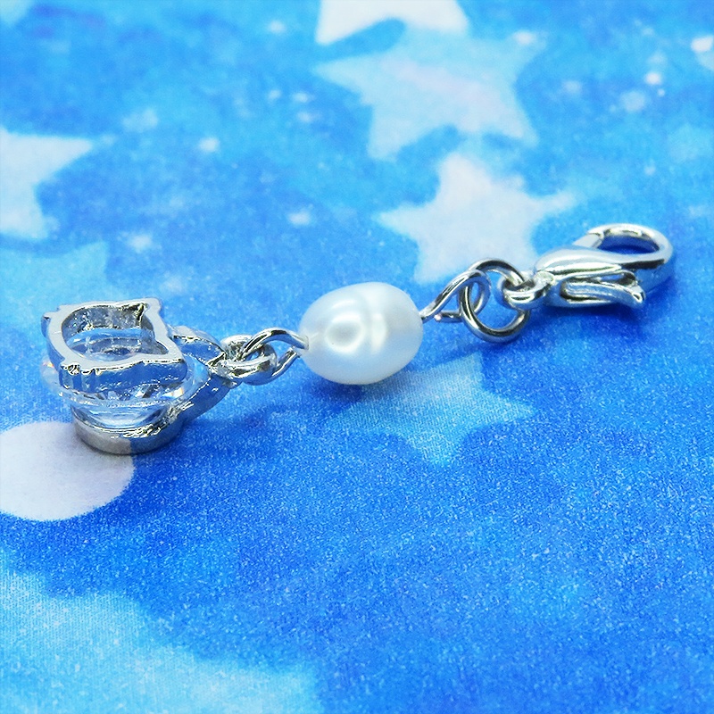 マスクチャーム シルバーカラーの猫フェイスフレームのキュービックジルコニアと淡水パールの大人可愛いチャーム