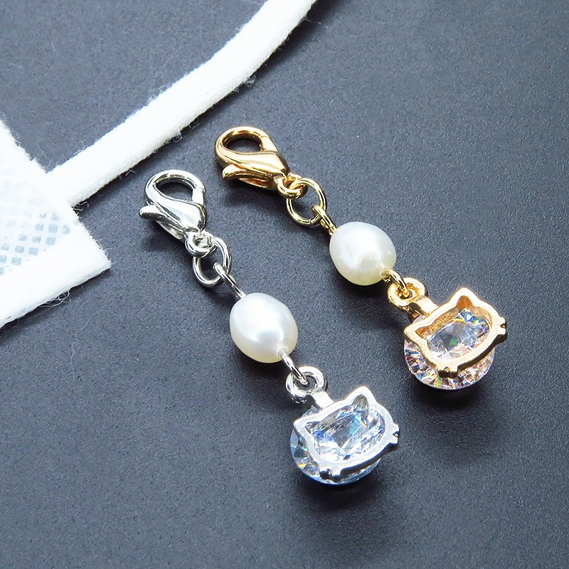 マスクチャーム ゴールドカラーの猫フェイスフレームのキュービックジルコニアと淡水パールの大人可愛いチャーム