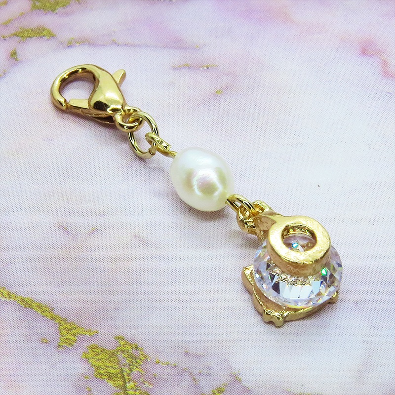 マスクチャーム ゴールドカラーの猫フェイスフレームのキュービックジルコニアと淡水パールの大人可愛いチャーム