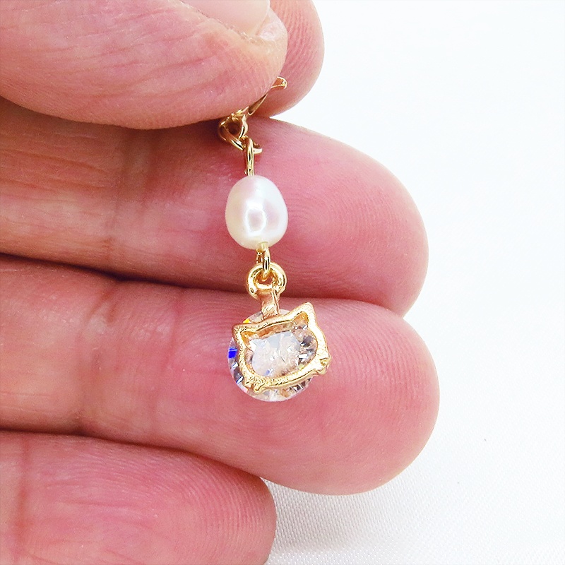 マスクチャーム ゴールドカラーの猫フェイスフレームのキュービックジルコニアと淡水パールの大人可愛いチャーム