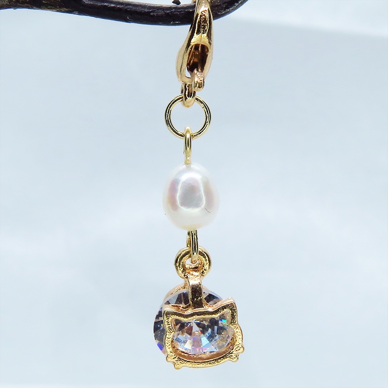 マスクチャーム ゴールドカラーの猫フェイスフレームのキュービックジルコニアと淡水パールの大人可愛いチャーム