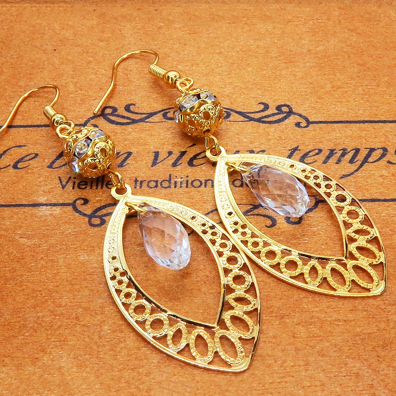 ゴールドカラーのティアドロップ(しずく型)のピアス ラインストーン ガラス メタルビーズ サージカル可