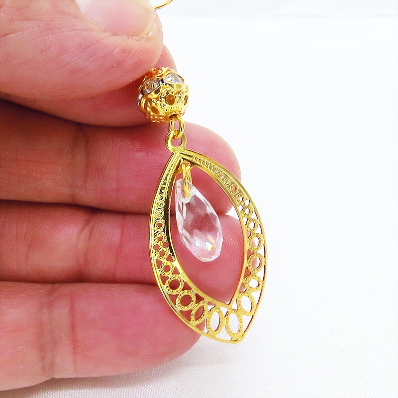 ゴールドカラーのティアドロップ(しずく型)のピアス ラインストーン ガラス メタルビーズ サージカル可