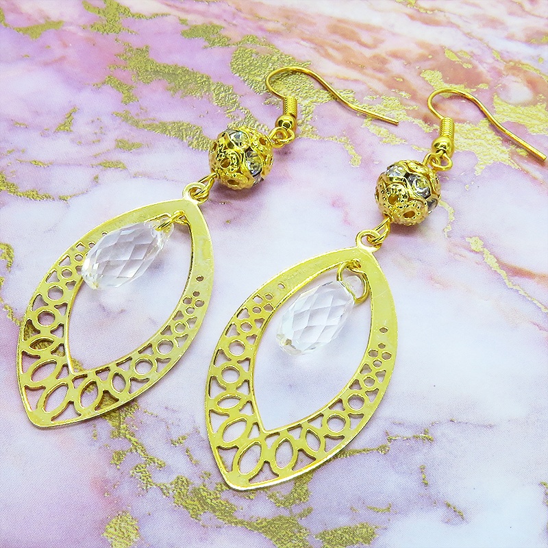 ゴールドカラーのティアドロップ(しずく型)のピアス ラインストーン ガラス メタルビーズ サージカル可