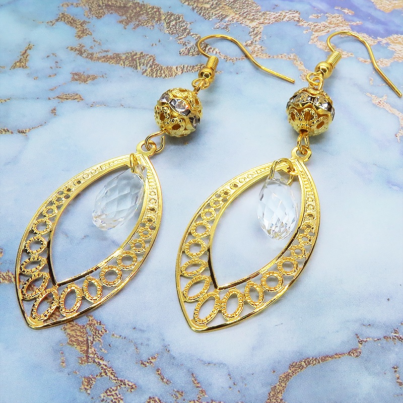 ゴールドカラーのティアドロップ(しずく型)のピアス ラインストーン ガラス メタルビーズ サージカル可