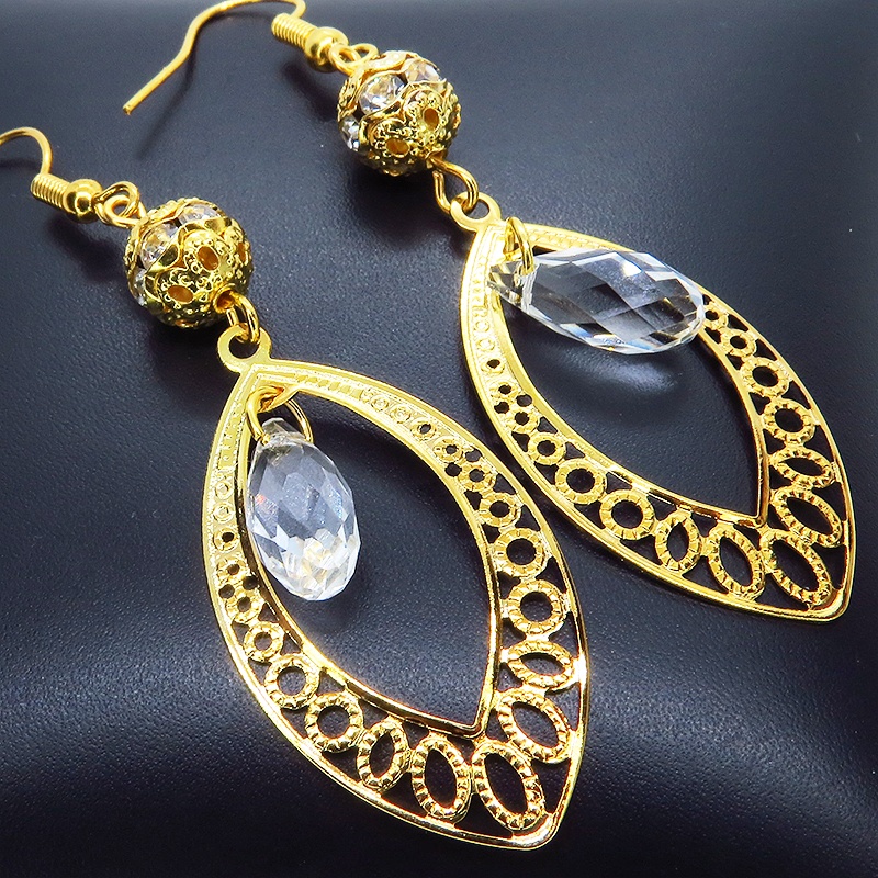 ゴールドカラーのティアドロップ(しずく型)のピアス ラインストーン ガラス メタルビーズ サージカル可