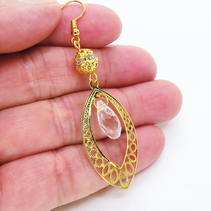 ゴールドカラーのティアドロップ(しずく型)のピアス ラインストーン ガラス メタルビーズ サージカル可