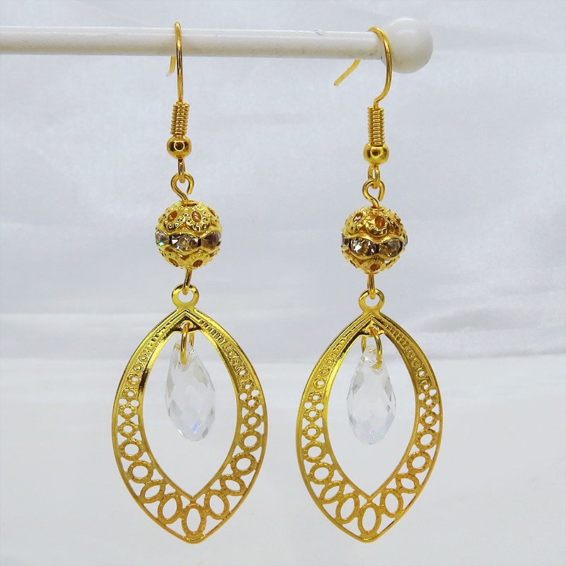 ゴールドカラーのティアドロップ(しずく型)のピアス ラインストーン ガラス メタルビーズ サージカル可