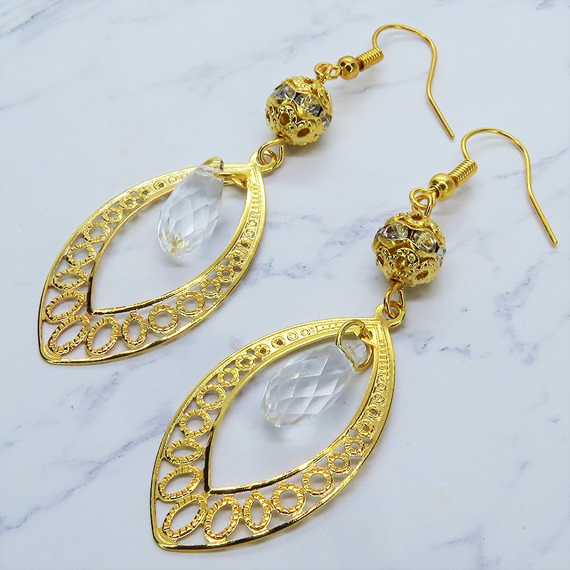 ゴールドカラーのティアドロップ(しずく型)のピアス ラインストーン ガラス メタルビーズ サージカル可