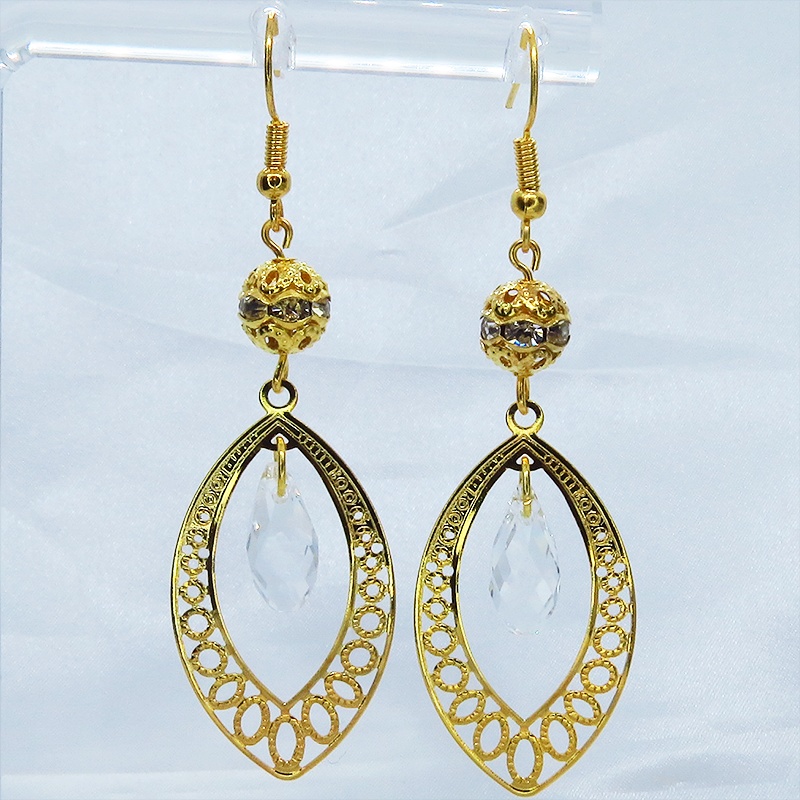 ゴールドカラーのティアドロップ(しずく型)のピアス ラインストーン ガラス メタルビーズ サージカル可