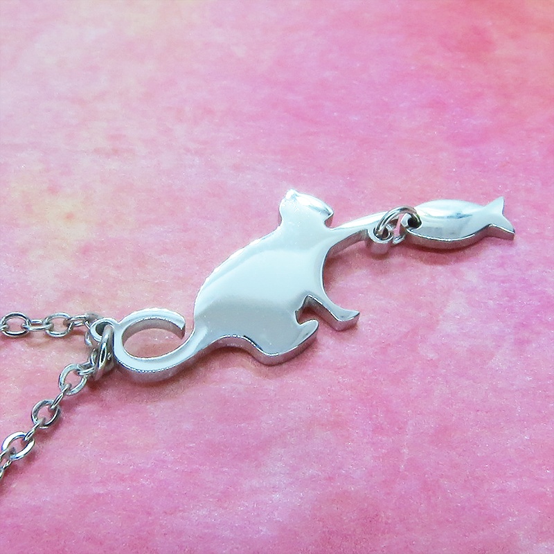 ステンレス製 魚を取ろうとする仕草の猫シルエットモチーフのネックレス シルバーカラー