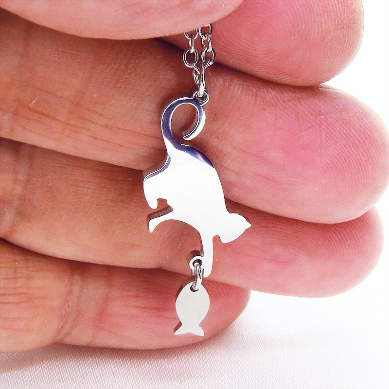 ステンレス製 魚を取ろうとする仕草の猫シルエットモチーフのネックレス シルバーカラー