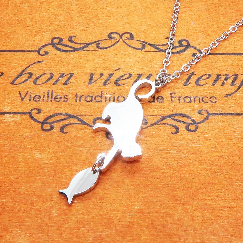ステンレス製 魚を取ろうとする仕草の猫シルエットモチーフのネックレス シルバーカラー