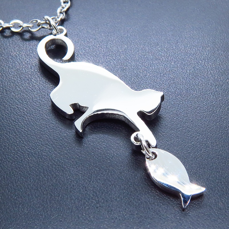 ステンレス製 魚を取ろうとする仕草の猫シルエットモチーフのネックレス シルバーカラー