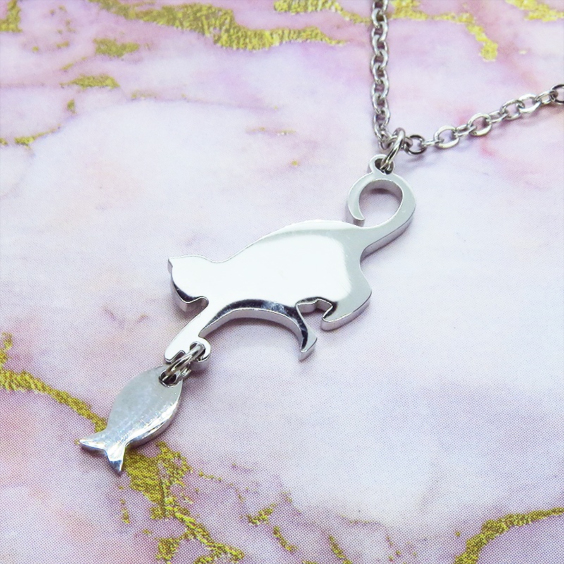 ステンレス製 魚を取ろうとする仕草の猫シルエットモチーフのネックレス シルバーカラー