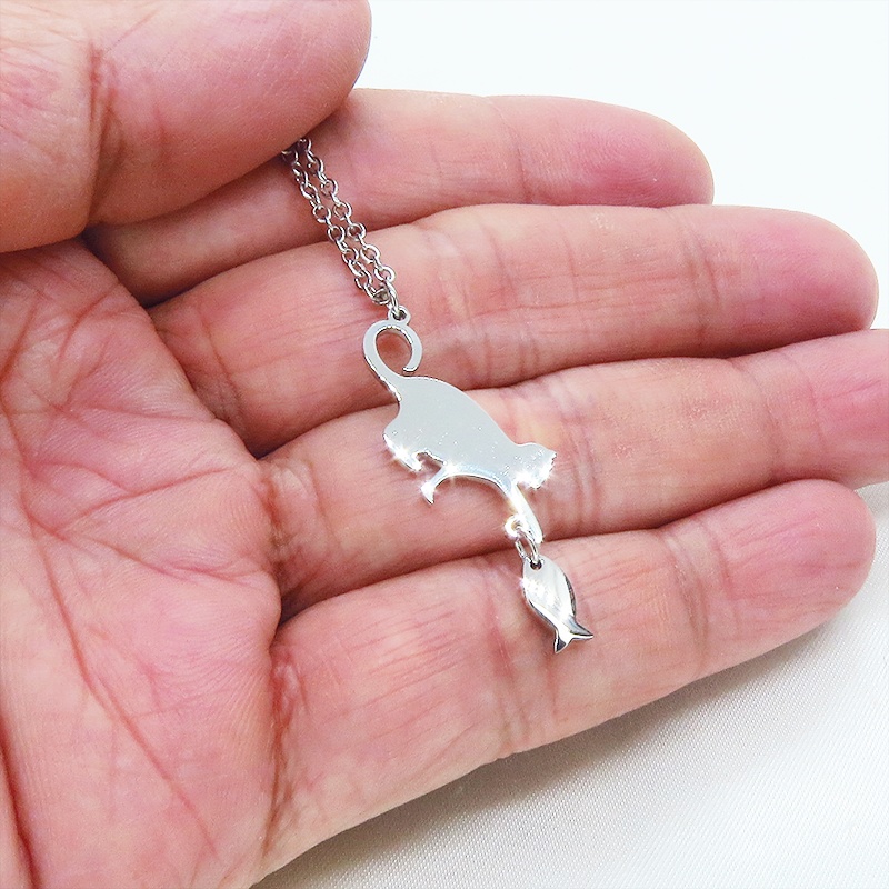 ステンレス製 魚を取ろうとする仕草の猫シルエットモチーフのネックレス シルバーカラー