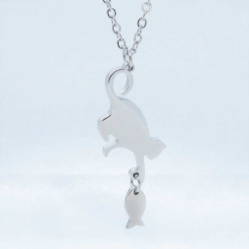 ステンレス製 魚を取ろうとする仕草の猫シルエットモチーフのネックレス シルバーカラー
