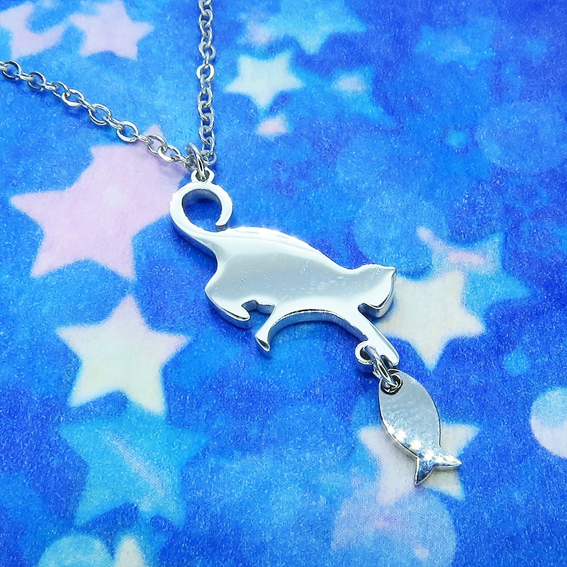 ステンレス製 魚を取ろうとする仕草の猫シルエットモチーフのネックレス シルバーカラー