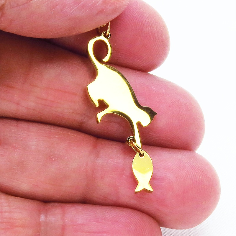 ステンレス製 魚を取ろうとする仕草の猫シルエットモチーフのネックレス ゴールドカラー