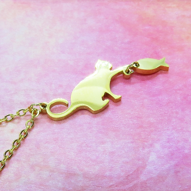 ステンレス製 魚を取ろうとする仕草の猫シルエットモチーフのネックレス ゴールドカラー