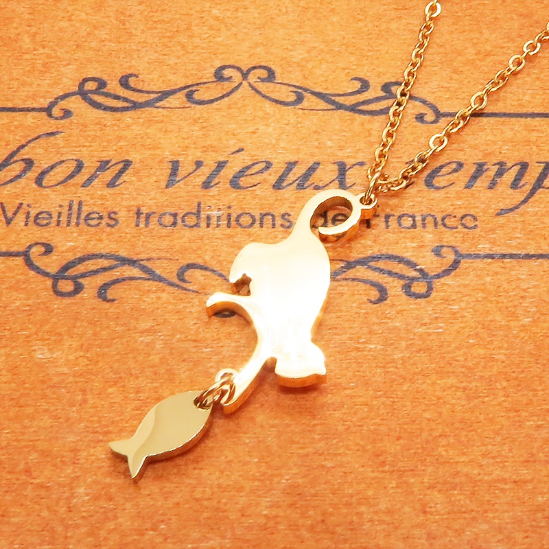 ステンレス製 魚を取ろうとする仕草の猫シルエットモチーフのネックレス ゴールドカラー