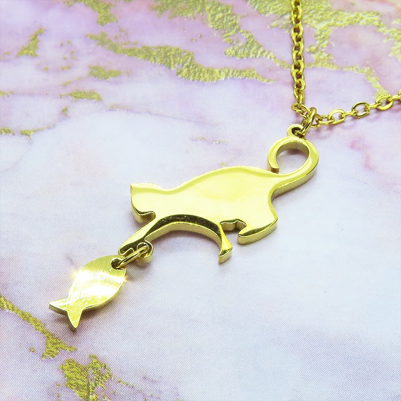 ステンレス製 魚を取ろうとする仕草の猫シルエットモチーフのネックレス ゴールドカラー