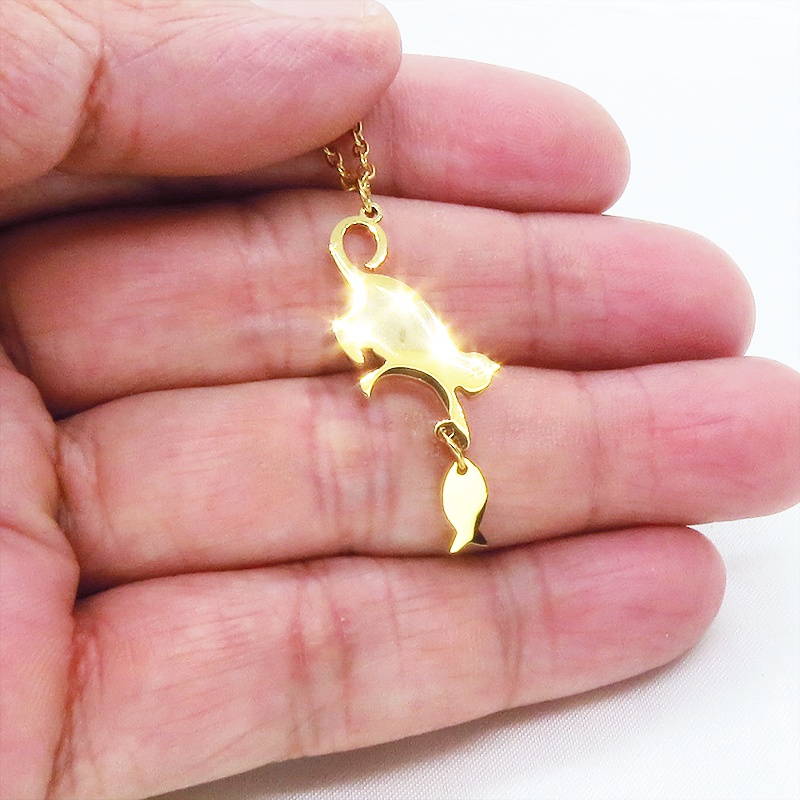 ステンレス製 魚を取ろうとする仕草の猫シルエットモチーフのネックレス ゴールドカラー