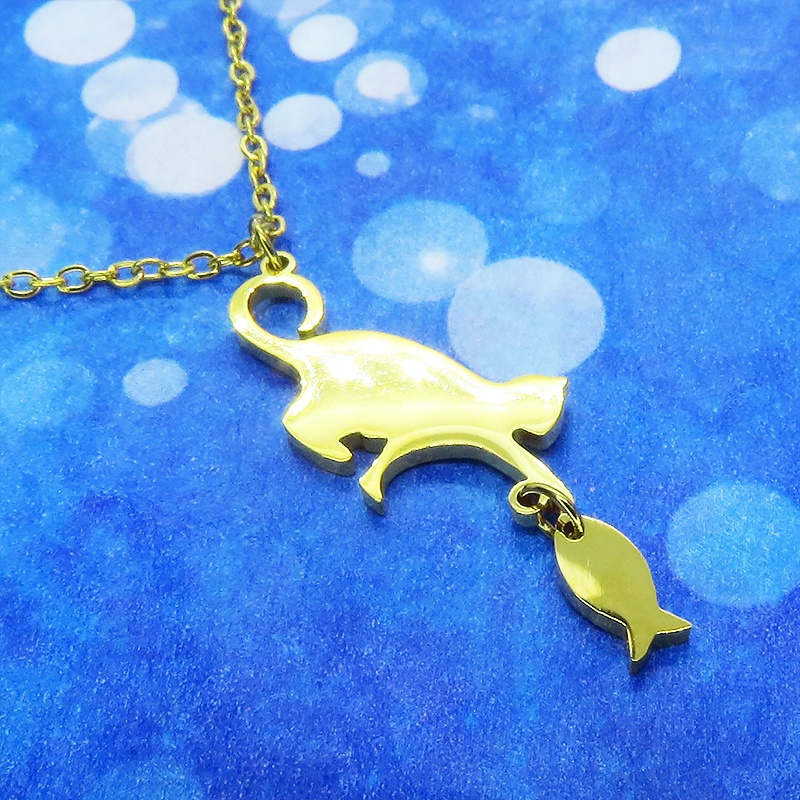 ステンレス製 魚を取ろうとする仕草の猫シルエットモチーフのネックレス ゴールドカラー