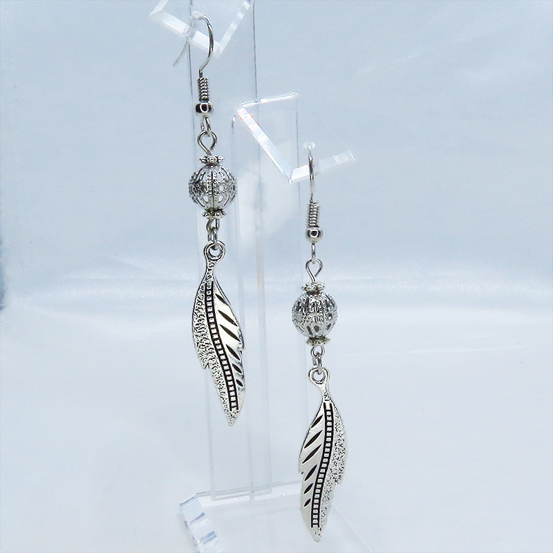 アンティークシルバー フェザーとメタルビーズのピアス 銀古美色 シンプル コンパクト サージカル可