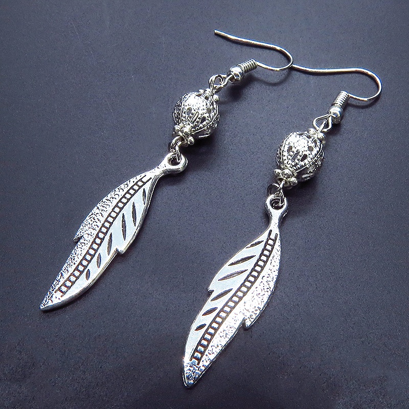 アンティークシルバー フェザーとメタルビーズのピアス 銀古美色 シンプル コンパクト サージカル可