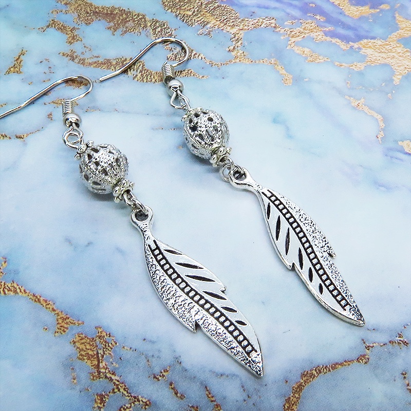 アンティークシルバー フェザーとメタルビーズのピアス 銀古美色 シンプル コンパクト サージカル可