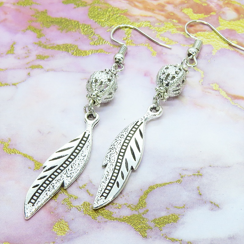 アンティークシルバー フェザーとメタルビーズのピアス 銀古美色 シンプル コンパクト サージカル可