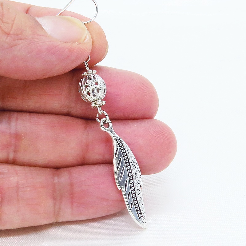 アンティークシルバー フェザーとメタルビーズのピアス 銀古美色 シンプル コンパクト サージカル可
