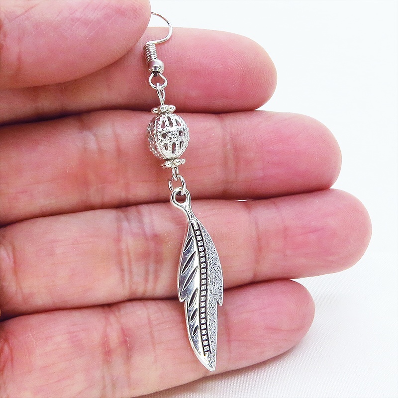 アンティークシルバー フェザーとメタルビーズのピアス 銀古美色 シンプル コンパクト サージカル可