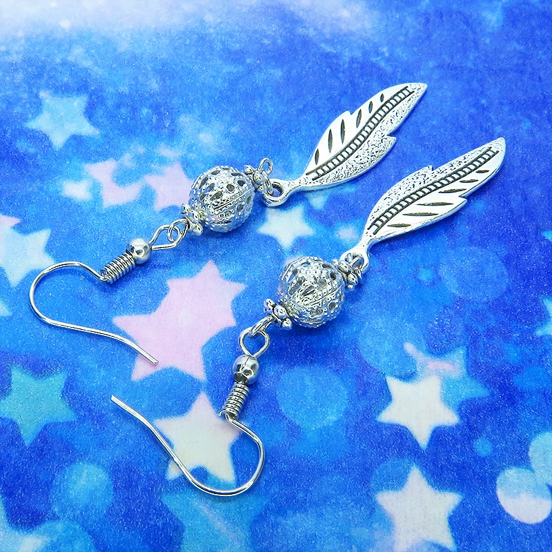 アンティークシルバー フェザーとメタルビーズのピアス 銀古美色 シンプル コンパクト サージカル可