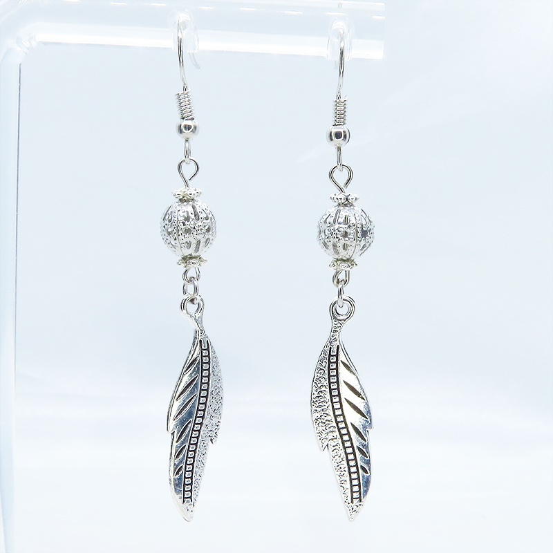 アンティークシルバー フェザーとメタルビーズのピアス 銀古美色 シンプル コンパクト サージカル可