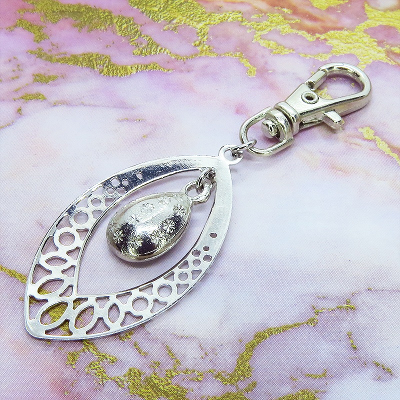 透かしアラベスク調のティアドロップ(しずく)キーホルダー ガラス シルバーカラー バッグチャーム