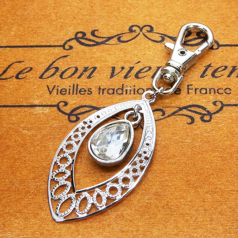 透かしアラベスク調のティアドロップ(しずく)キーホルダー ガラス シルバーカラー バッグチャーム