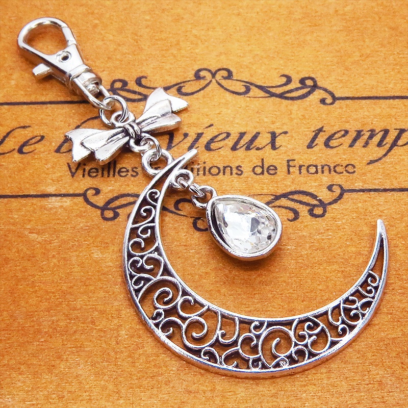 透かしアラベスク調の模様のある三日月とティアドロップのキーホルダー バッグチャーム リボン ガラス