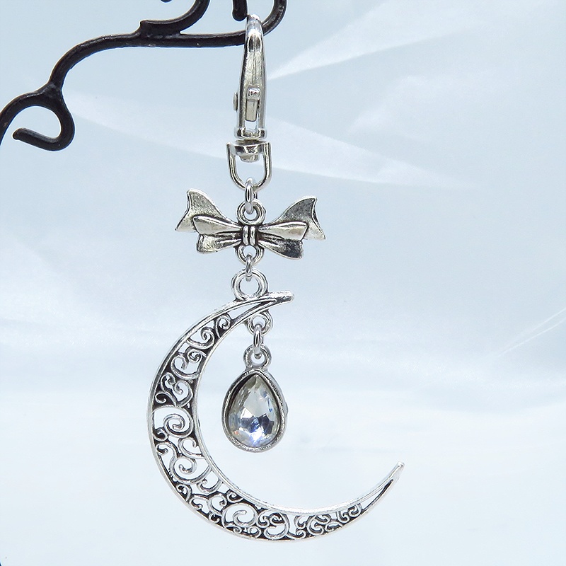 透かしアラベスク調の模様のある三日月とティアドロップのキーホルダー バッグチャーム リボン ガラス