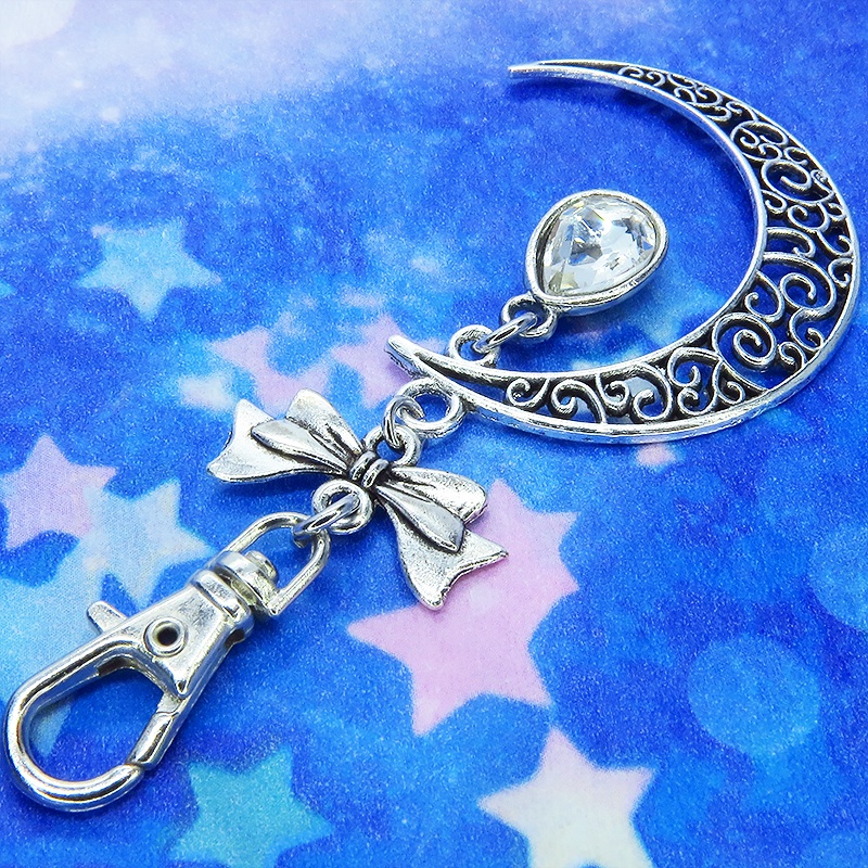 透かしアラベスク調の模様のある三日月とティアドロップのキーホルダー バッグチャーム リボン ガラス