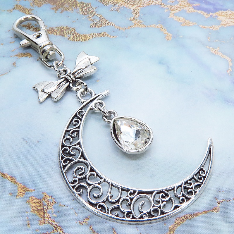 透かしアラベスク調の模様のある三日月とティアドロップのキーホルダー バッグチャーム リボン ガラス