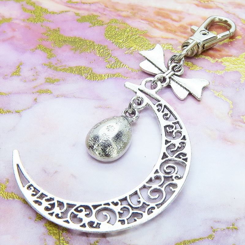 透かしアラベスク調の模様のある三日月とティアドロップのキーホルダー バッグチャーム リボン ガラス