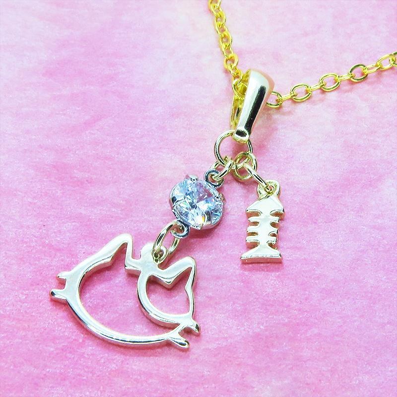 三毛猫の猫フェイスモチーフと魚のチャームの可愛いネックレス ゴールドカラー キュービックジルコニア SV925 18KGC変更可