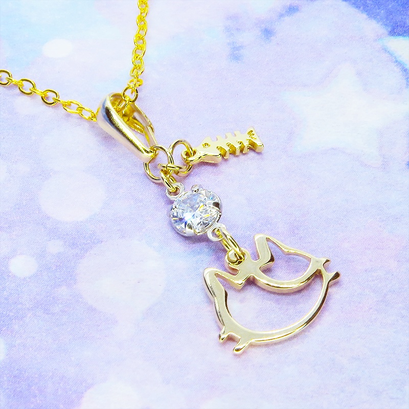 三毛猫の猫フェイスモチーフと魚のチャームの可愛いネックレス ゴールドカラー キュービックジルコニア SV925 18KGC変更可