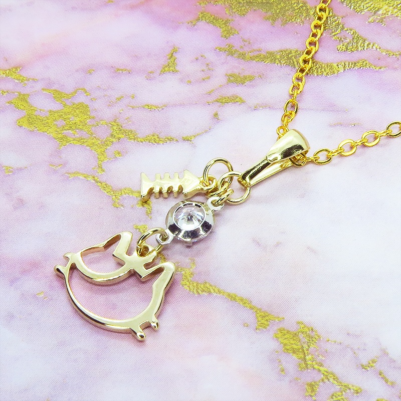 三毛猫の猫フェイスモチーフと魚のチャームの可愛いネックレス ゴールドカラー キュービックジルコニア SV925 18KGC変更可