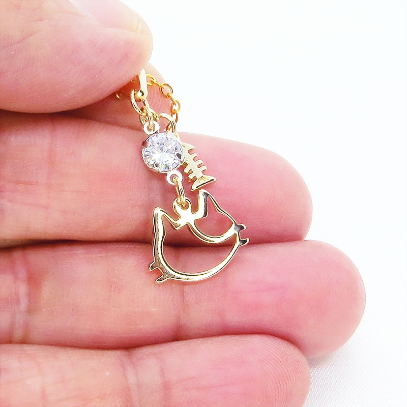 三毛猫の猫フェイスモチーフと魚のチャームの可愛いネックレス ゴールドカラー キュービックジルコニア SV925 18KGC変更可