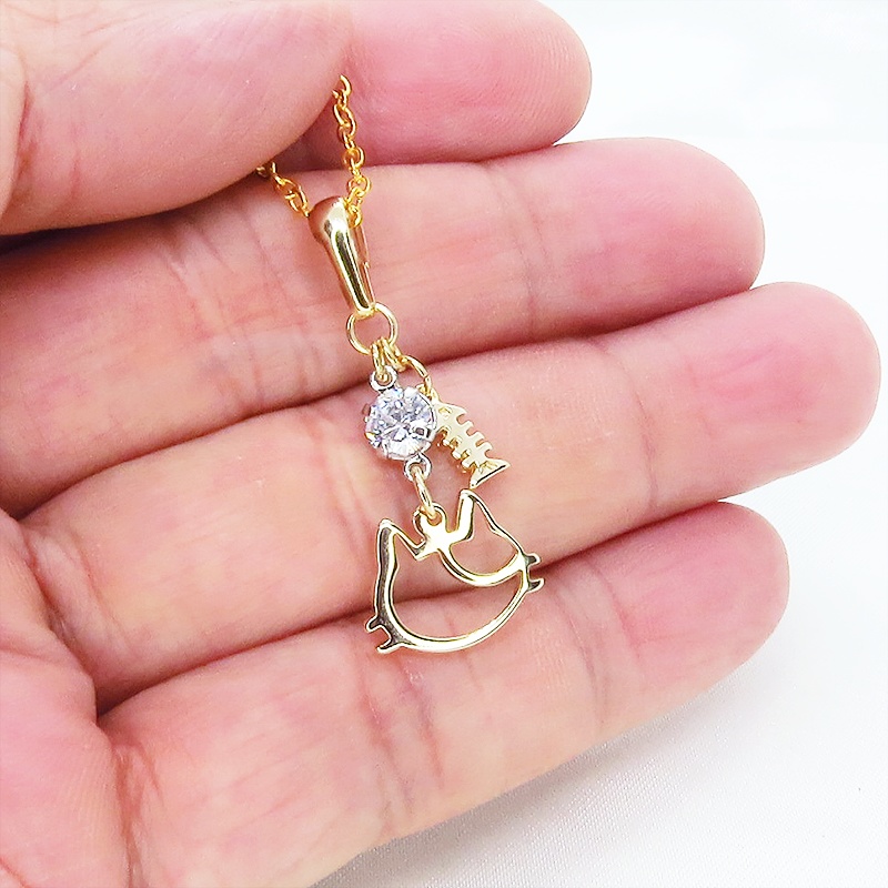 三毛猫の猫フェイスモチーフと魚のチャームの可愛いネックレス ゴールドカラー キュービックジルコニア SV925 18KGC変更可