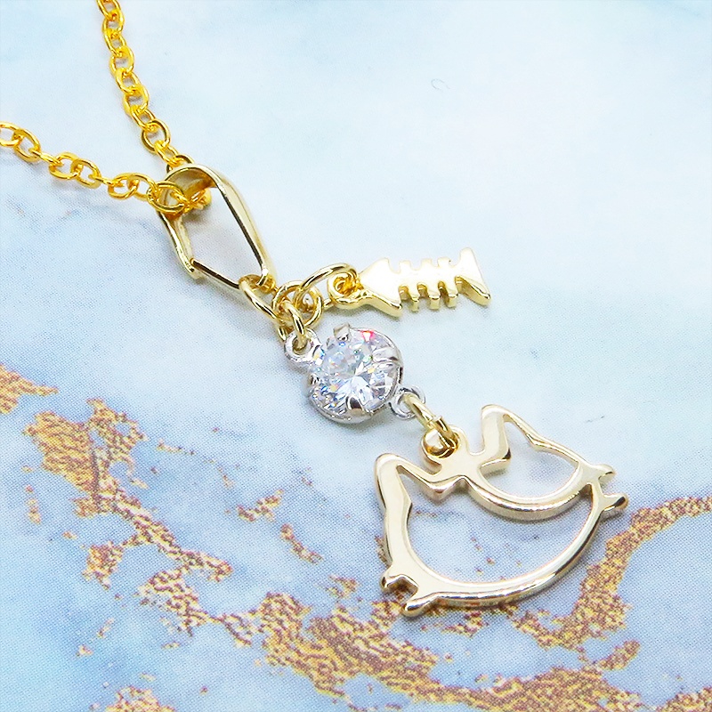 三毛猫の猫フェイスモチーフと魚のチャームの可愛いネックレス ゴールドカラー キュービックジルコニア SV925 18KGC変更可