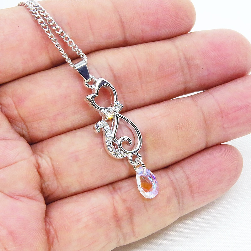 ラインストーンが散りばめられた猫モチーフとティアドロップのガラスクリスタル(クリスタルシャイナー)のネックレス